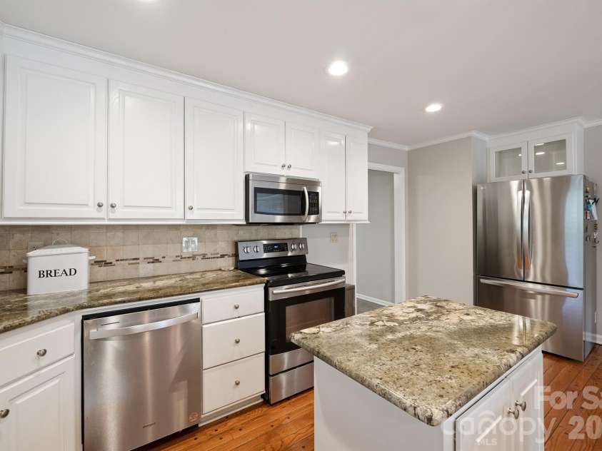 209 Frontier Circle, China Grove, NC 28023.  MLS# CAR4330628, YatesRealty ID 24471. Kitchen