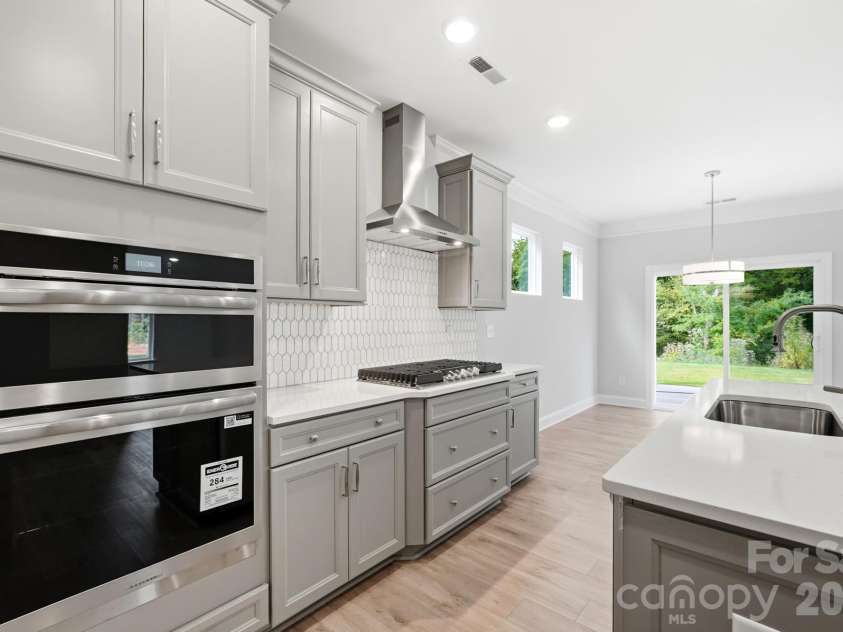 13123 Foxberry Road, Charlotte, NC 28213.  MLS# CAR4373503, YatesRealty ID 24472. Kitchen
