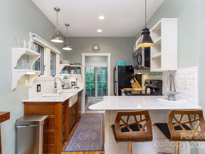 611 Hiawassee Road, Black Mountain, NC 28711.  MLS# CAR4277634, YatesRealty ID 24472. 