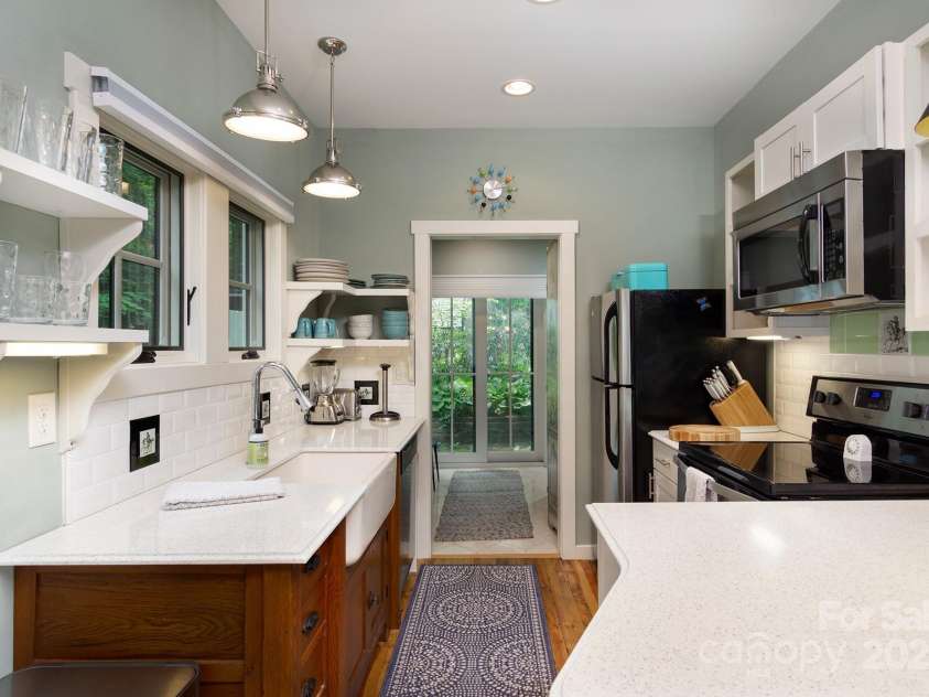 611 Hiawassee Road, Black Mountain, NC 28711.  MLS# CAR4277634, YatesRealty ID 24472. 