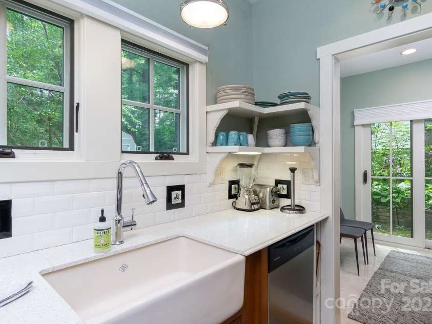 611 Hiawassee Road, Black Mountain, NC 28711.  MLS# CAR4277634, YatesRealty ID 24472. 