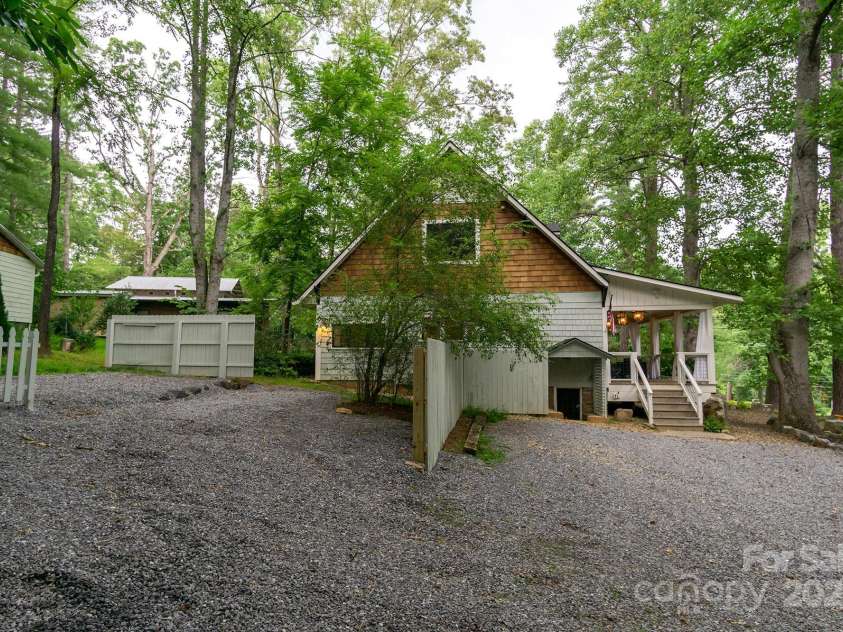 611 Hiawassee Road, Black Mountain, NC 28711.  MLS# CAR4277634, YatesRealty ID 24472. 