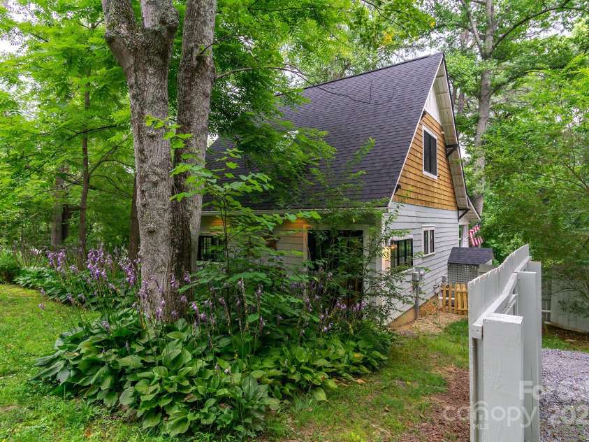 611 Hiawassee Road, Black Mountain, NC 28711.  MLS# CAR4277634, YatesRealty ID 24472. 