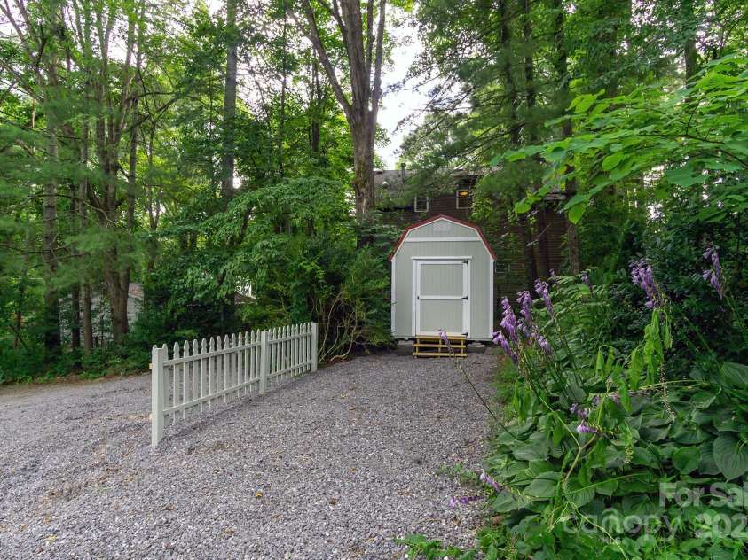 611 Hiawassee Road, Black Mountain, NC 28711.  MLS# CAR4277634, YatesRealty ID 24472. 
