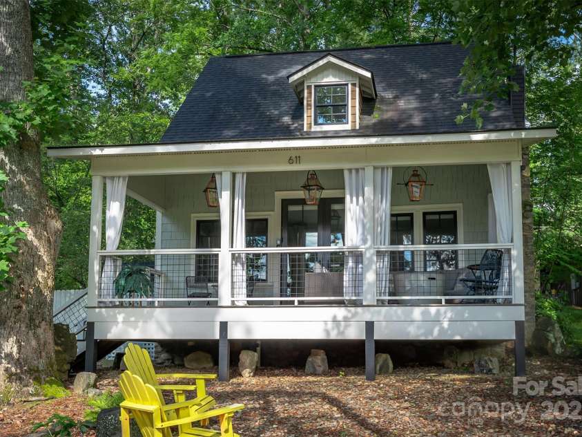 611 Hiawassee Road, Black Mountain, NC 28711.  MLS# CAR4277634, YatesRealty ID 24472. 