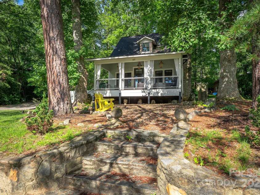 611 Hiawassee Road, Black Mountain, NC 28711.  MLS# CAR4277634, YatesRealty ID 24472. 