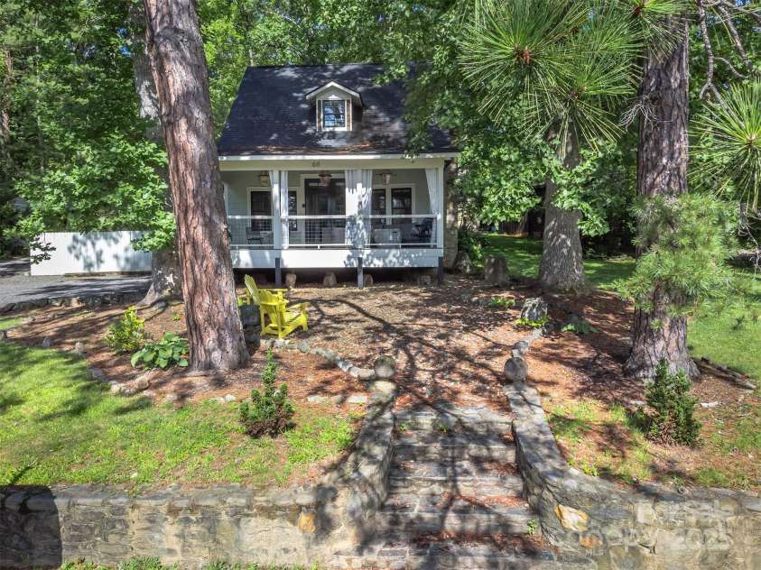 611 Hiawassee Road, Black Mountain, NC 28711.  MLS# CAR4277634, YatesRealty ID 24472. 