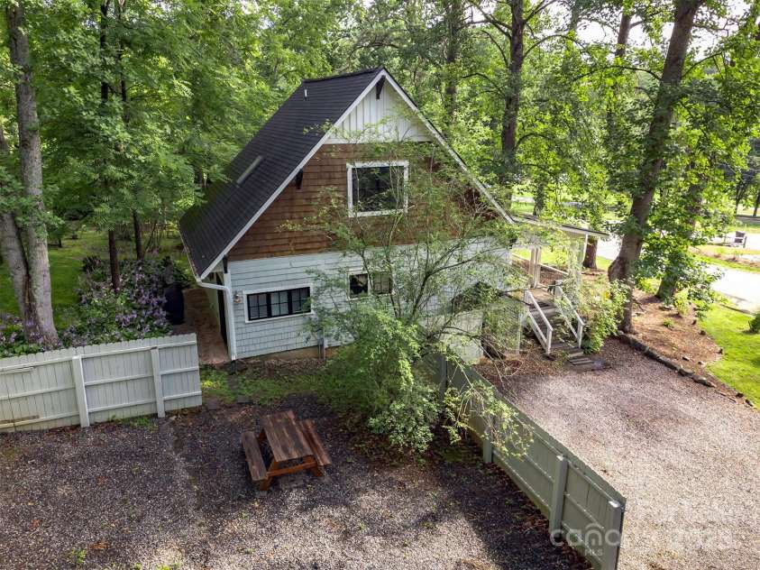 611 Hiawassee Road, Black Mountain, NC 28711.  MLS# CAR4277634, YatesRealty ID 24472. 