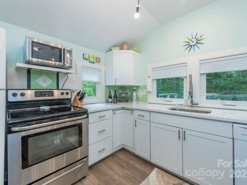 112 Byrd Road, Black Mountain, NC 28711.  MLS# CAR4277663, YatesRealty ID 24473. 