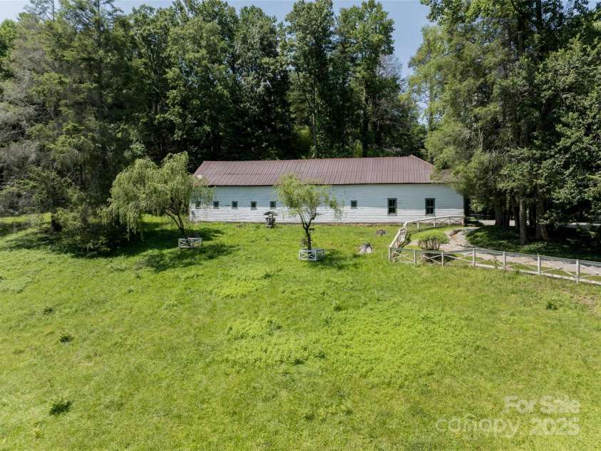 34 Oak Gate Drive, Hendersonville, NC 28739.  MLS# CAR4267671, YatesRealty ID 24474. 