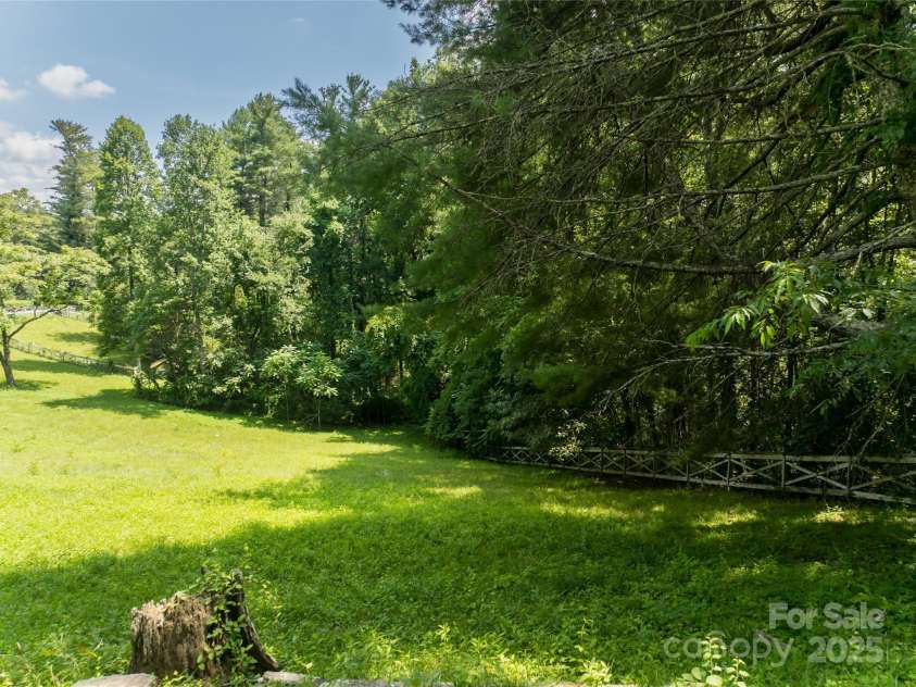 34 Oak Gate Drive, Hendersonville, NC 28739.  MLS# CAR4267671, YatesRealty ID 24474. 