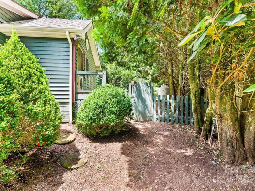 260 Sunny Acres Overlook, Boone, NC 28607.  MLS# CAR4275062, YatesRealty ID 24475. 