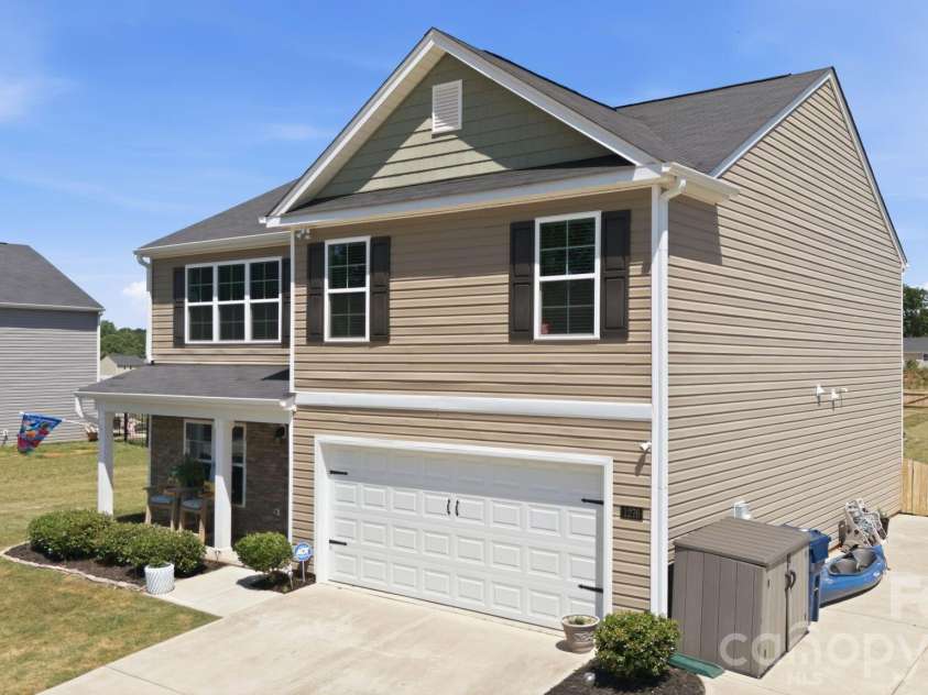 1276 Hickory Point Drive, Lexington, NC 27292.  MLS# CAR4385387, YatesRealty ID 24476. 