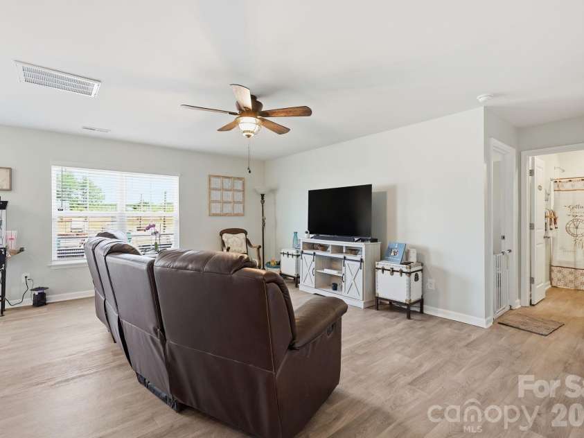 1276 Hickory Point Drive, Lexington, NC 27292.  MLS# CAR4385387, YatesRealty ID 24476. 