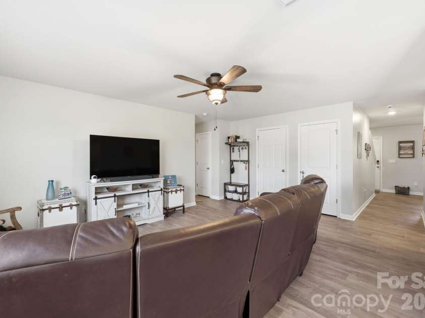 1276 Hickory Point Drive, Lexington, NC 27292.  MLS# CAR4385387, YatesRealty ID 24476. 