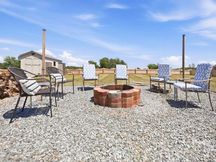 1276 Hickory Point Drive, Lexington, NC 27292.  MLS# CAR4385387, YatesRealty ID 24476. 