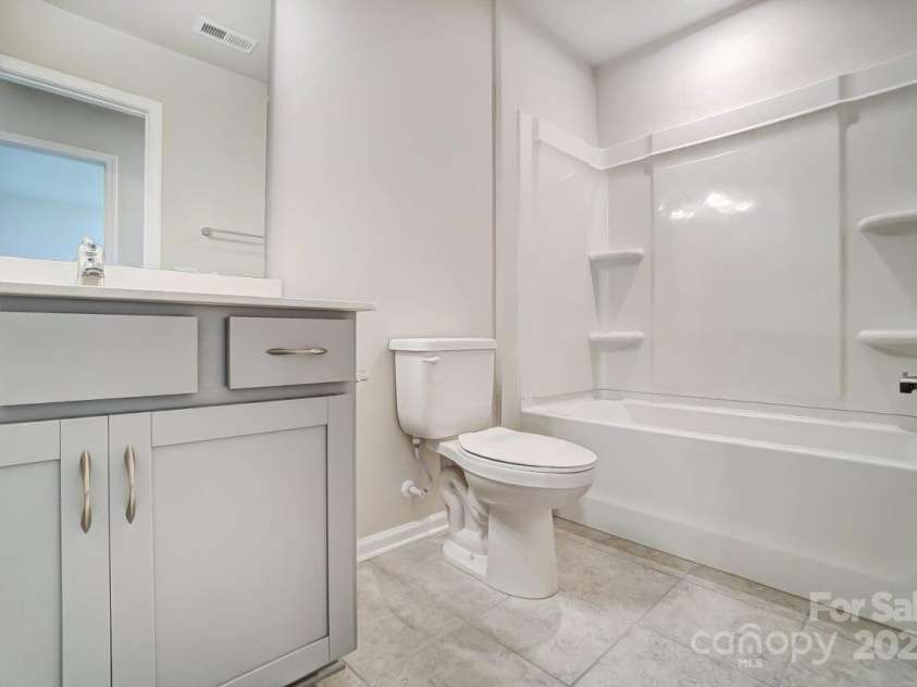 7209 Hodges Meadow Lane, Charlotte, NC 28213.  MLS# CAR4279016, YatesRealty ID 24476. Upstairs Bath 2