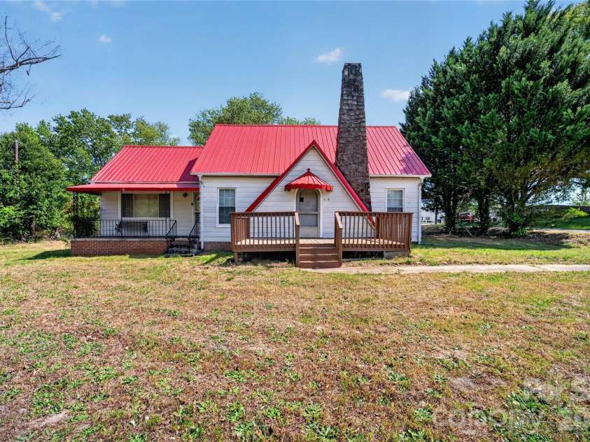 3833 1st Avenue, Hickory, NC 28602.  MLS# CAR4373369, YatesRealty ID 24478. 