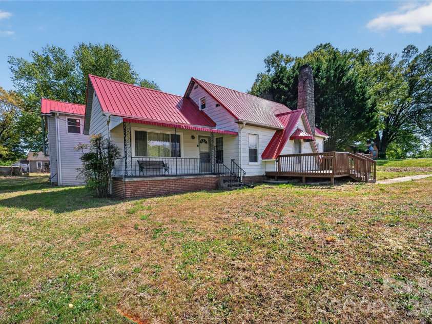 3833 1st Avenue, Hickory, NC 28602.  MLS# CAR4373369, YatesRealty ID 24478. 