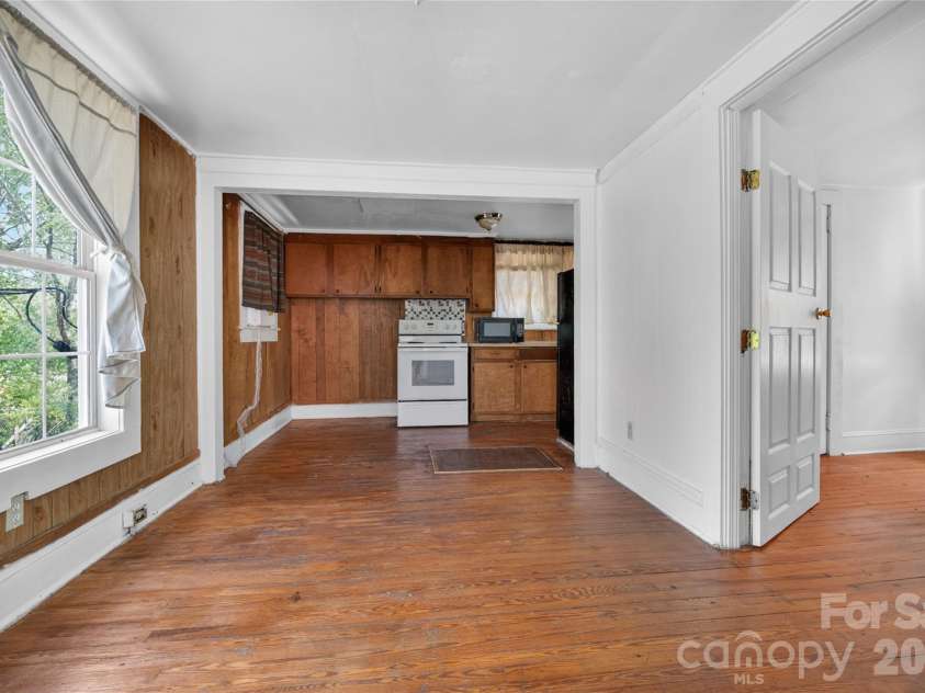 3833 1st Avenue, Hickory, NC 28602.  MLS# CAR4373369, YatesRealty ID 24478. 