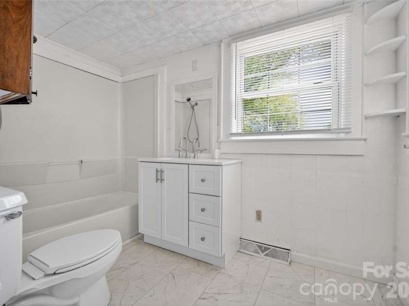 3833 1st Avenue, Hickory, NC 28602.  MLS# CAR4373369, YatesRealty ID 24478. 