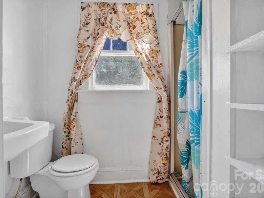 3833 1st Avenue, Hickory, NC 28602.  MLS# CAR4373369, YatesRealty ID 24478. Above garage bathroom