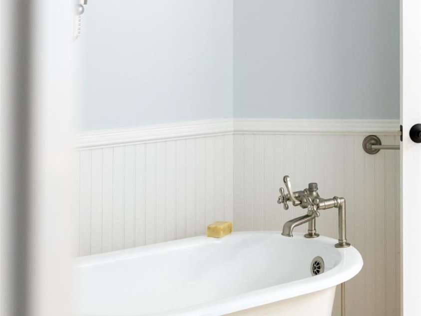 148 Castle Drive, Mooresville, NC 28117.  MLS# CAR4220201, YatesRealty ID 2448. Claw foot tub