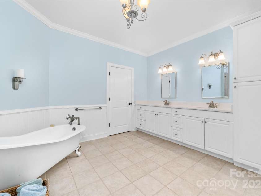 148 Castle Drive, Mooresville, NC 28117.  MLS# CAR4220201, YatesRealty ID 2448. Dual Vanity