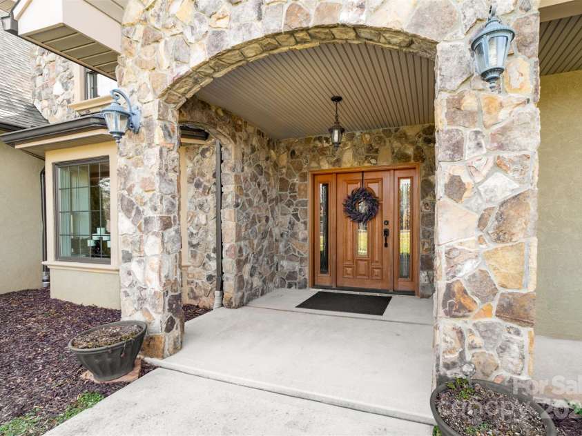 148 Castle Drive, Mooresville, NC 28117.  MLS# CAR4220201, YatesRealty ID 2448. Inviting front entrance