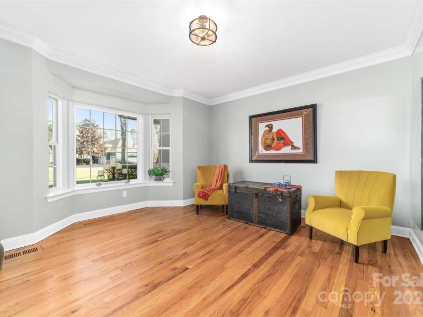 148 Castle Drive, Mooresville, NC 28117.  MLS# CAR4220201, YatesRealty ID 2448. Large bay window for ample natural light