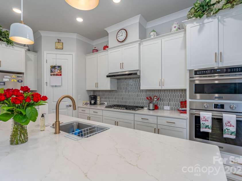1038 Idyllic Lane, Waxhaw, NC 28173.  MLS# CAR4331673, YatesRealty ID 24480. Kitchen Island