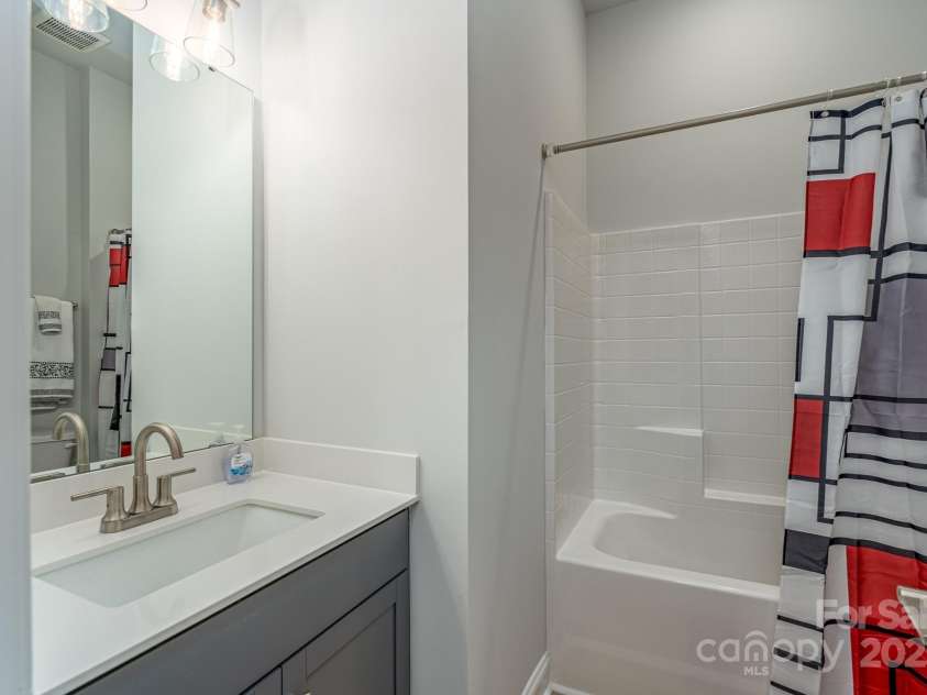 1038 Idyllic Lane, Waxhaw, NC 28173.  MLS# CAR4331673, YatesRealty ID 24480. Upper Level Full Bathroom