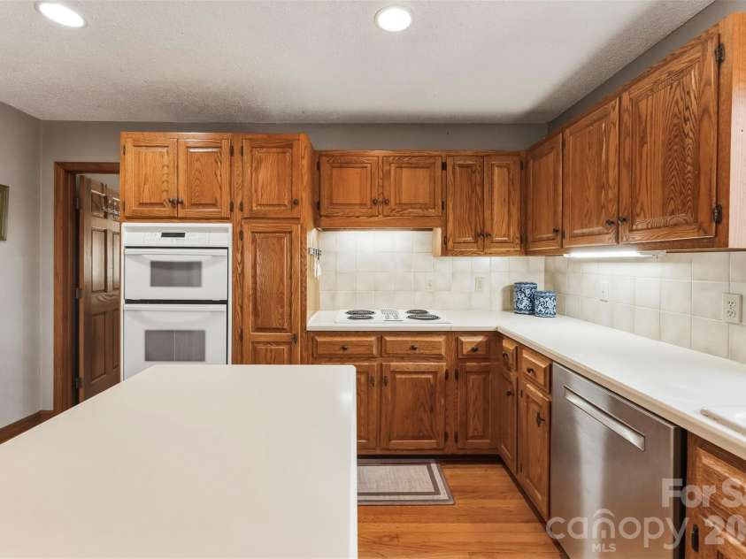 10 Thornwood Court, Lake Wylie, SC 29710.  MLS# CAR4354264, YatesRealty ID 24483. Plenty of counter space