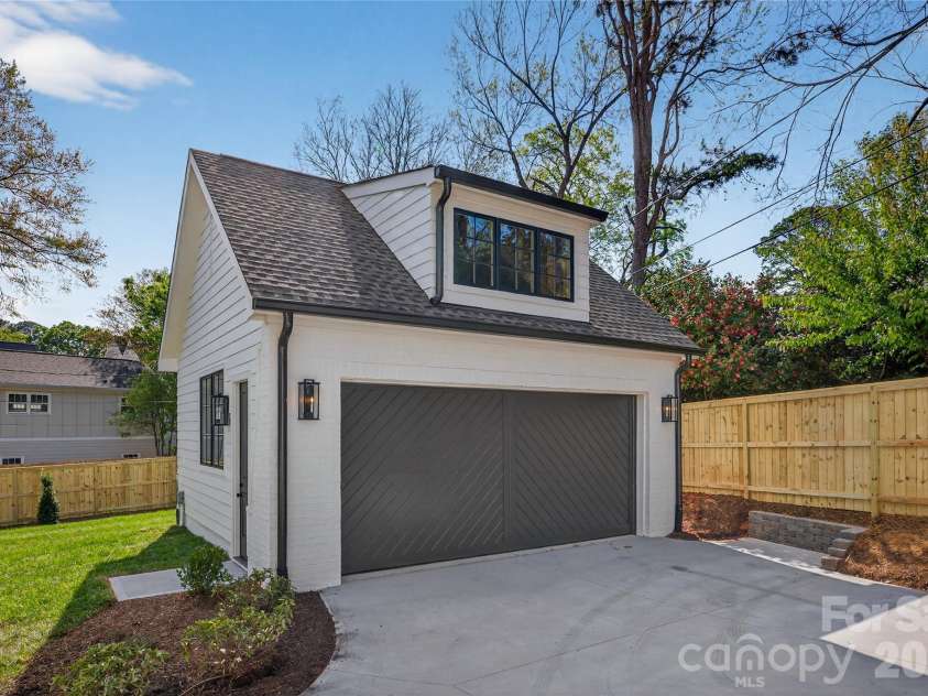 914 Edinburgh Lane, Charlotte, NC 28209.  MLS# CAR4363444, YatesRealty ID 24484. Detached Garage
