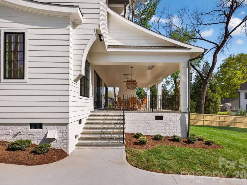 914 Edinburgh Lane, Charlotte, NC 28209.  MLS# CAR4363444, YatesRealty ID 24484. Driveway