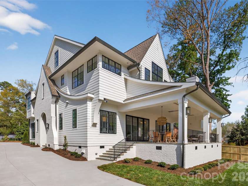 914 Edinburgh Lane, Charlotte, NC 28209.  MLS# CAR4363444, YatesRealty ID 24484. Driveway