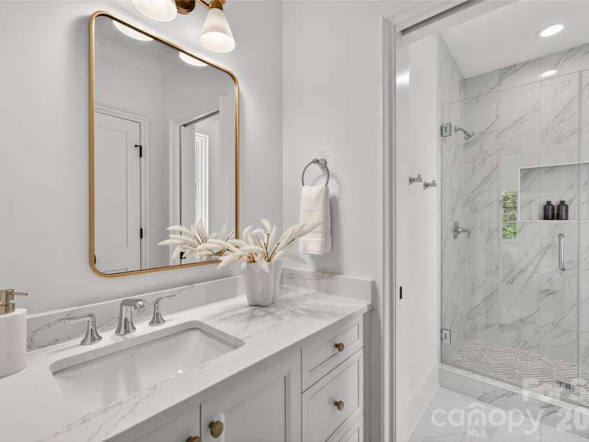 914 Edinburgh Lane, Charlotte, NC 28209.  MLS# CAR4363444, YatesRealty ID 24484. Full Bath 3