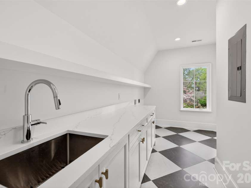 914 Edinburgh Lane, Charlotte, NC 28209.  MLS# CAR4363444, YatesRealty ID 24484. Laundry Room