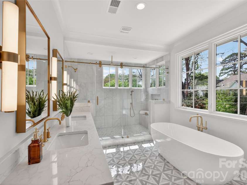 914 Edinburgh Lane, Charlotte, NC 28209.  MLS# CAR4363444, YatesRealty ID 24484. Primary Bath
