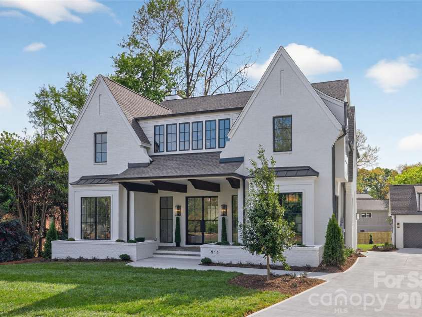 914 Edinburgh Lane, Charlotte, NC 28209.  MLS# CAR4363444, YatesRealty ID 24484. Welcome Home!