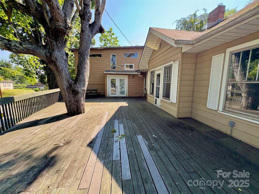40 Brownwood Avenue, Asheville, NC 28806.  MLS# CAR4276720, YatesRealty ID 24485. 