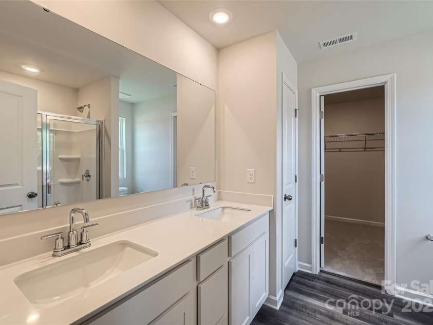 3208 Crawford Avenue, Gastonia, NC 28052.  MLS# CAR4279106, YatesRealty ID 24486. Owners Bath