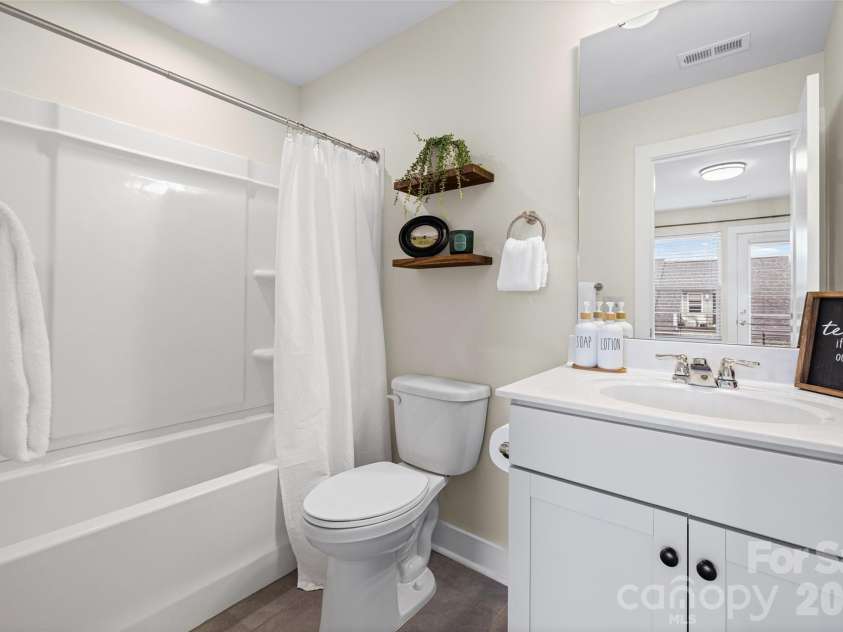 16034 Roscoe Lane, Charlotte, NC 28204.  MLS# CAR4324981, YatesRealty ID 2449. 