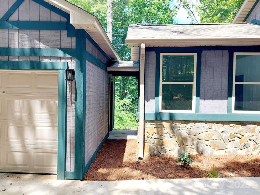 93 Badger Run, Hendersonville, NC 28739.  MLS# CAR4273888, YatesRealty ID 2449. 