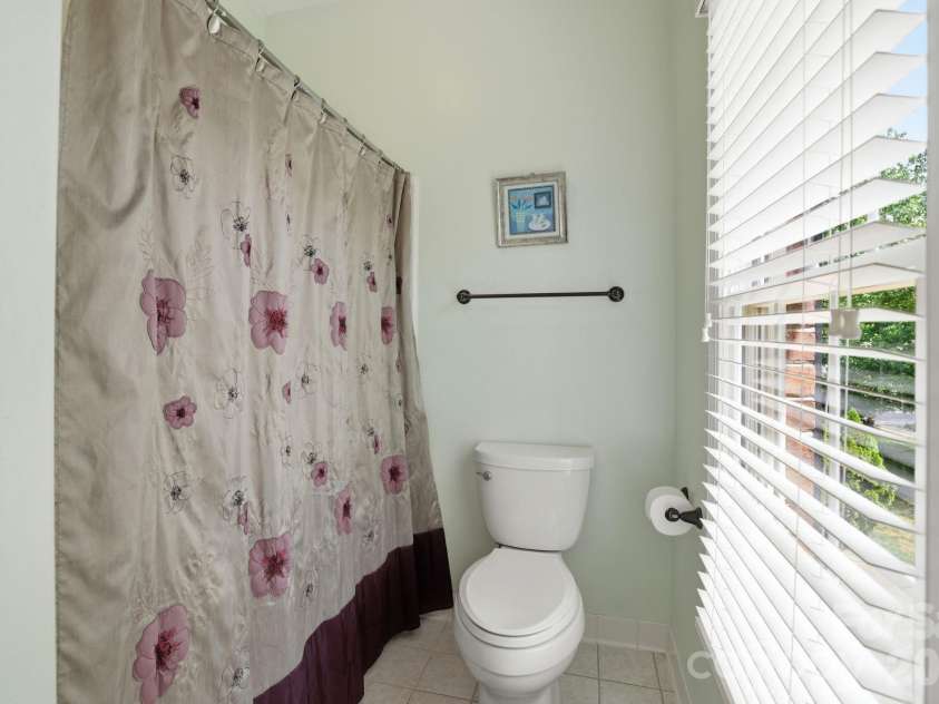 239 Sardis Pointe Road, Matthews, NC 28105.  MLS# CAR4373464, YatesRealty ID 24492. En-suite