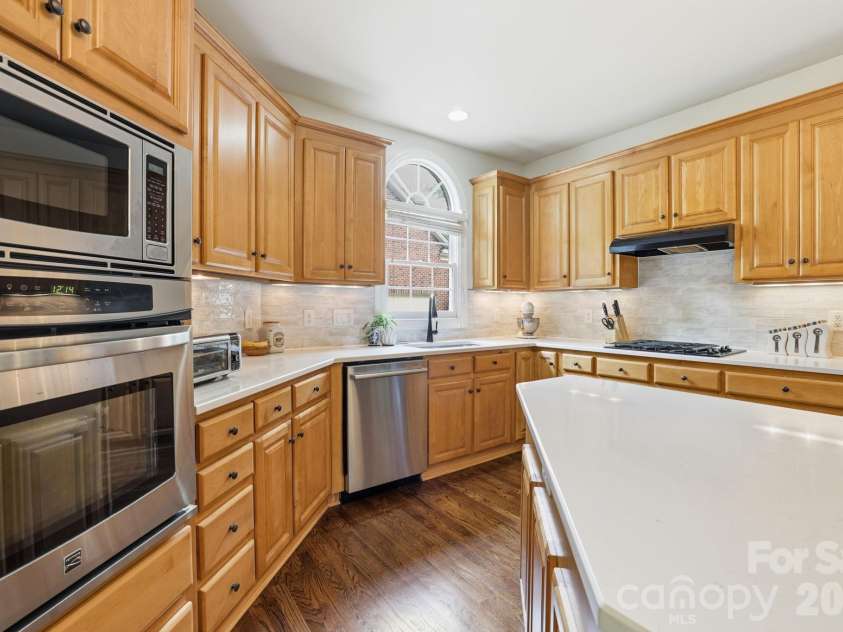 239 Sardis Pointe Road, Matthews, NC 28105.  MLS# CAR4373464, YatesRealty ID 24492. Kitchen