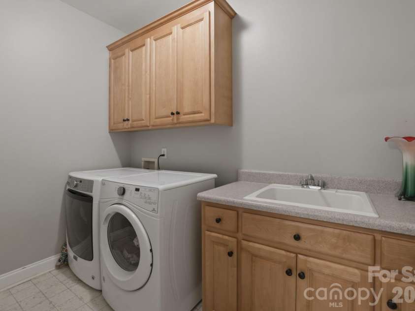 239 Sardis Pointe Road, Matthews, NC 28105.  MLS# CAR4373464, YatesRealty ID 24492. Laundry
