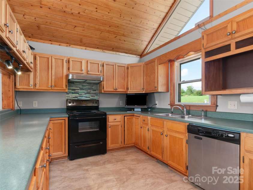 672 Windswept Ridge Road, Canton, NC 28716.  MLS# CAR4279177, YatesRealty ID 24492. 