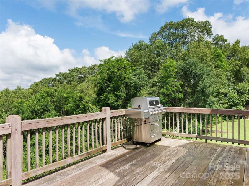 672 Windswept Ridge Road, Canton, NC 28716.  MLS# CAR4279177, YatesRealty ID 24492. 