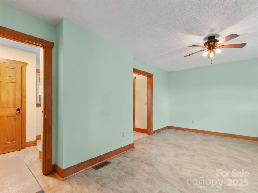 672 Windswept Ridge Road, Canton, NC 28716.  MLS# CAR4279177, YatesRealty ID 24492. 